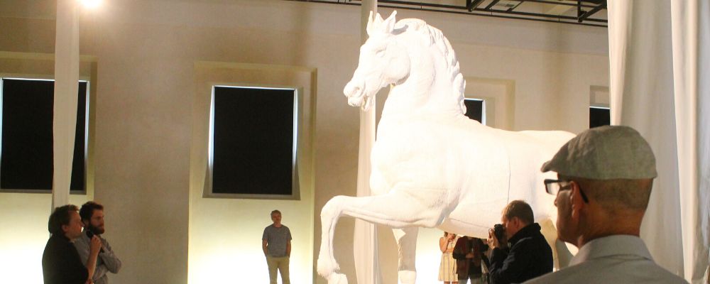 Monumentální socha koně bez jezdce navštíví na měsíc Zámeckou jízdárnu v Litomyšli