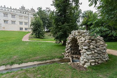Malá grotta v zámeckém parku s pohledem na Státní zámek Litomyšl.