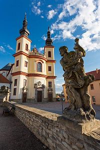 Pohled na Chrám Nalezení sv. Kříže ze zámeckého parku - Litomyšl.