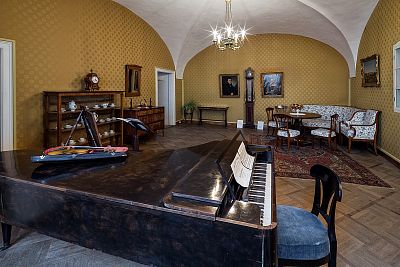 Rodný byt Bedřicha Smetany - obývací pokoj s klavírem.