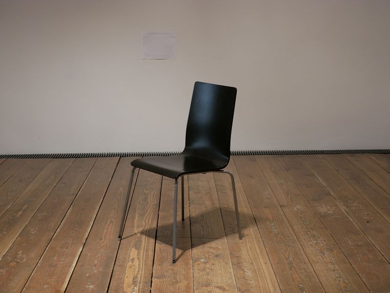 Židle černá, dřevěná, železné nohy