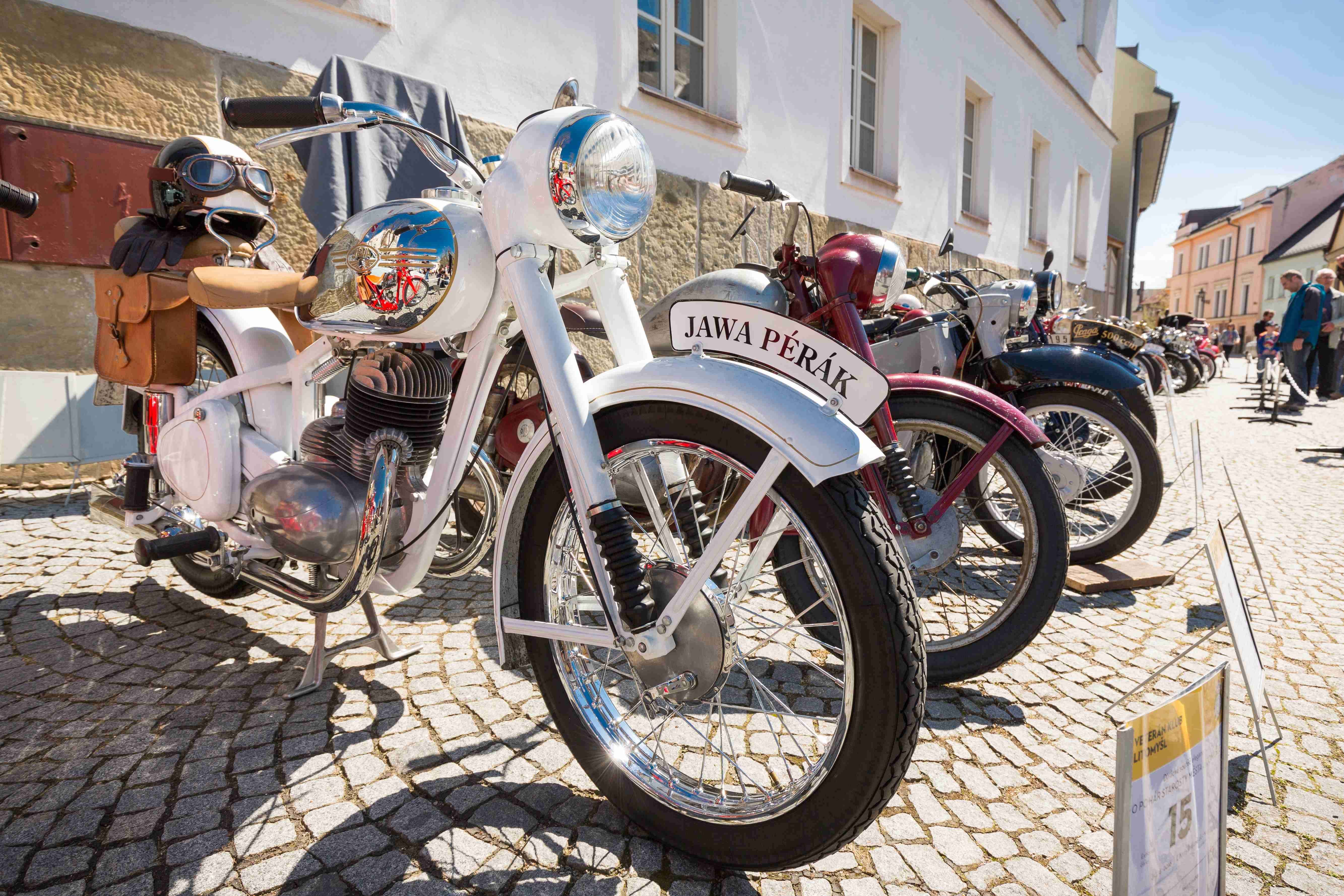 Zaparkované motorky v Litomyšli